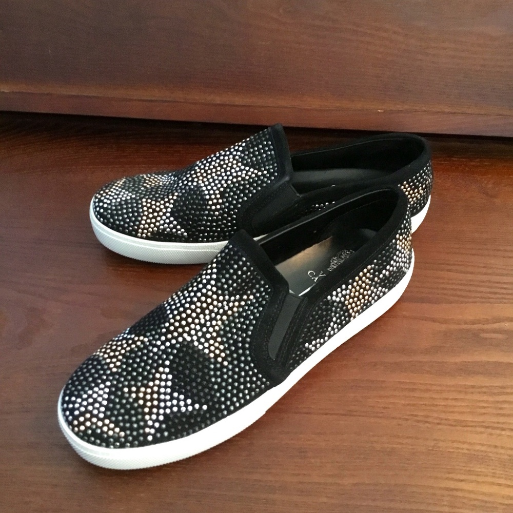vince camuto star design sneakers. NWOT